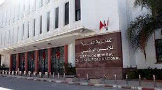 توقيف شخصين للاشتباه في ارتباطهما بشبكة تنشط في تنظيم الهجرة غير المشروعة وترويج المشروبات الكحولية