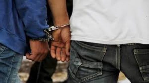 توقيف شخصين للاشتباه في تورطهما في محاولة إرشاء موظف شرطة وانتحال صفة