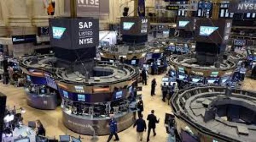 الأسهم الأمريكية تغلق منخفضة بفعل مخاوف كورونا وخسائر التكنولوجيا