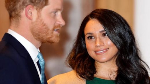 بدأت الشائعة بنشر موقع “OK” تقرير يشير إلى أن هاري وميجان صدما العالم عندما أعلنا عن ابتعادهما عن العائلة المالكة والاعتذار عن كل الوجبات والقوانين الخاصة بالعائلة ، ومنذ انتقالهما إلى الولايات المتحدة الأمريكية وهما يعيشان في قصر تايلر بيري الموجود في بيفرلي هيلز، ويبحث الزوجين الآن عن إقامة دائمة في ريف كاليفورنيا، وذلك من أجل تأسيس منزل ومزرعة عاملة لهما.