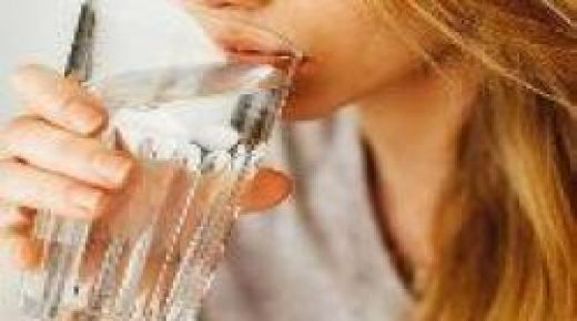 اعرف الطريقة الصحيحة لشرب الماء للتغلب على ارتفاع درجات الحرارة