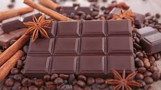 وضع قشور الفول السودانى وحبوب القهوة على شيكولاتة الحليب يجعلها صحية