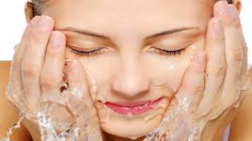 فوائد غسل الوجه بالماء البارد