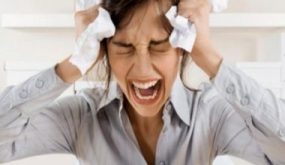 كيف يعرضك الانفعال الشديد والسخرية من الآخرين لمشاكل صحية بالقلب؟