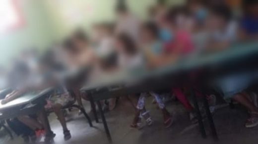 صورة فصل تظهر 3 في الطاولة في زمن كورونا تثير الجدل، و أمزازي يوضح..