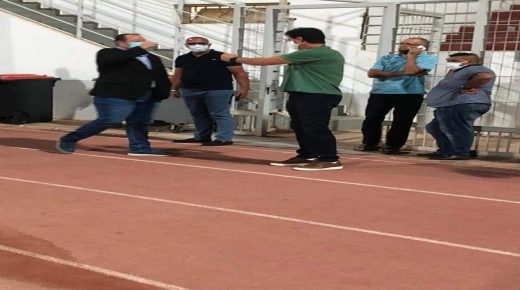 رغم إصابته بالفيروس مدرب أولمبيك خريبكة عزيز كركاش يتصافح و يتجول داخل الملعب