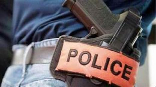 موظف شرطة يضطر لاستعمال سلاحه الوظيفي لتوقيف شخص عرض عناصر الشرطة للخطر