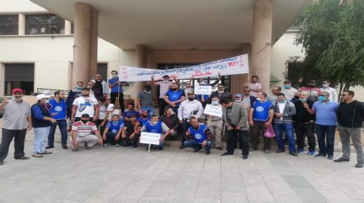 طرد 3 عمال بشركة حافلات بوجدة يدفع المستخدمين إلى الخروج بوقفة احتجاجية.
