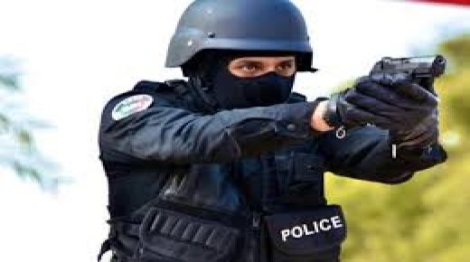 مقدم شرطة يضطر لاستعمال سلاحه الوظيفي لتوقيف شخص عرض أمن المواطنين وسلامة عناصر الشرطة لتهديد خطير