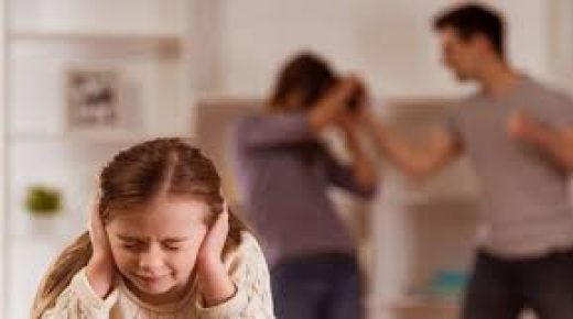 كيف يؤثر اكتئاب الآباء على صحة أطفالهم العقلية؟