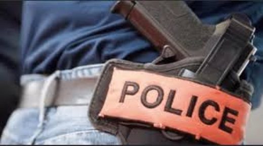 مقدم شرطة يضطر لاستعمال سلاحه الوظيفي لتوقيف شخص قاوم عناصر الشرطة وعرض أمنهم لخطر جدي