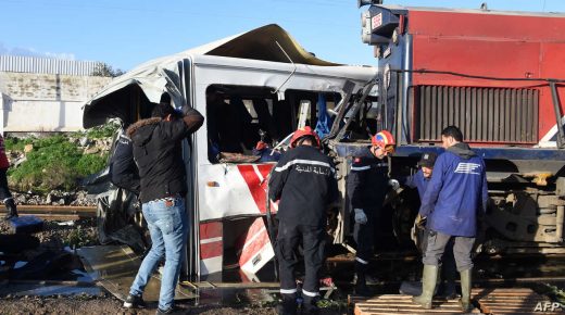 Tunisian security officers gather at the site of a collision, after a train slammed into a public bus and tore it in two , in the area of Jebel Jalloud, near Sidi Fathallah, about 10 kilometres (six miles) south of the Tunisian capital on December 28, 2016.
At least five people were killed and more than 30 injured when a train slammed into a public bus near Tunis, the Tunisian interior ministry said. / AFP PHOTO / FETHI BELAID