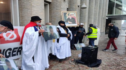 مغاربة الدنمارك يفضحون البوليزاريو من امام الخارجية الدنماركية.