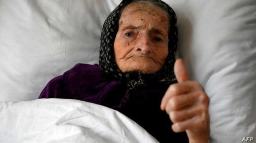 Croatian Margareta Kranjcec, 99, gives the thumbs up as she rests in her bed at an elderly people home in Karlovac, Croatia, on December 3, 2020, after being hospitalised for three weeks in late October for Covid-19 (novel coronavirus), on December 3, 2020. (Photo by DENIS LOVROVIC / AFP)