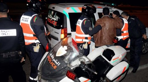 توقيف ثلاثة أشخاص للاشتباه في تورطهم في تعريض شخص يعاني من مرض عقلي للعنف والتشهير