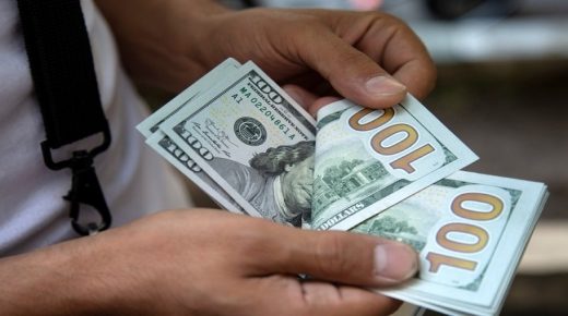 الدولار يبلغ أدنى مستوى في أعوام