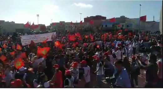 بالصور :السيد المستشار البرلماني امبارك حمية يتقدم حشود الساكنة للإحتفال بالقرار الامريكي الإعتراف بالصحراء المغربية.