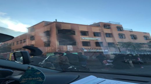 نشوب حريق مهول بمؤسسة لتعليم السياقة بمدينة مراكش… وخسائر مادية