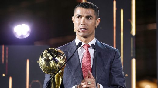 رونالدو تسلم جائزة لاعب القرن