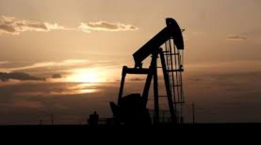 النفط ينتعش ويكسر حاجز الـ50 دولارا