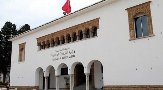 وزارة التربية الوطنية تكذب بلاغا زائفا بشأن إلغاء عملية صرف الدفعة الأولى للمنحة الدراسية للطلبة