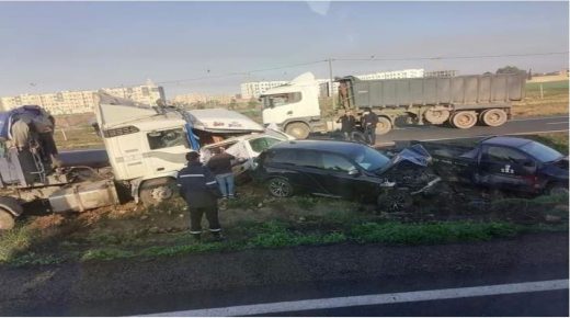 اصطدام قرابة 40 سيارة في حادث سير خطير في الطريق السيار الرابط بين مراكش والرباط قرب برشيد بسبب الضباب الكثيف
