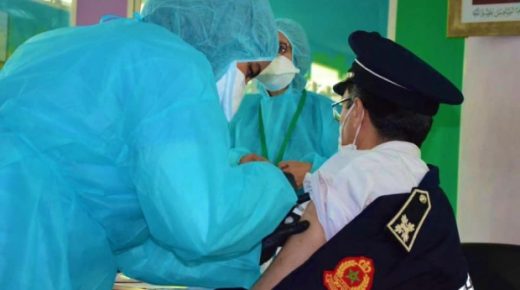 عناصر ولاية أمن العيون تتلقى الجرعات الأولى من اللقاح المضاد لفيروس كورونا