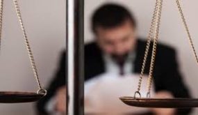 مثول حسن الدرهم أمام قاضي التحقيق بشبهة تبديد وإختلاس أموال عمومية