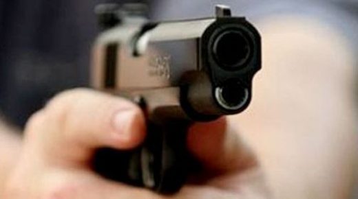 بنجرير… مفتش شرطة يشهر سلاحه لإيقاف شخص هائج