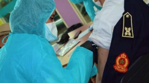 التوقيف المؤقت في حق شرطي بسبب استفادته مم التلقيح دون توافره الشروط المطلوبة .