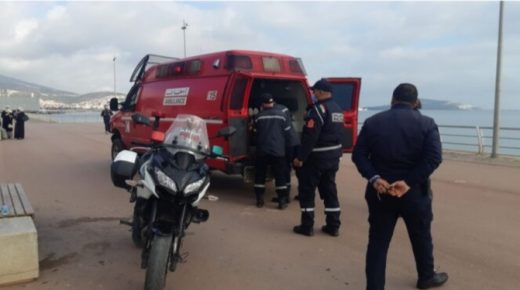 رجل يتدخل في الوقت المناسب لانقاد فتاة في محاولة للانتحار