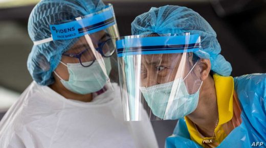 Medical workers wearing personal protective equipment (PPE) collect PCR Covid-19 coronavirus test samples at the Urban Institute for Disease Prevention and Control in Bangkok on January 11, 2021. (Photo by Jack TAYLOR / AFP)
