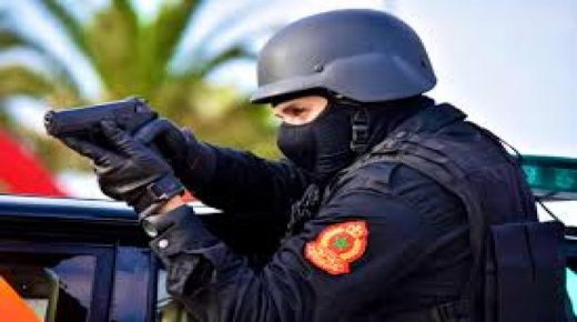 مقدم شرطة يضطر لاستعمال سلاحه الوظيفي لتحييد الخطر الصادر عن شخص تظهر عليه علامات خلل عقلي هاجم دورية للأمن بواسطة السلاح الأبيض