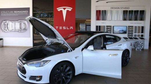 PALO ALTO, CA - NOVEMBER 05: A Tesla Model S car is displayed at a Tesla showroom on November 5, 2013 in Palo Alto, California. Tesla will report third quarter earnings today after the closing bell. (Photo by Justin Sullivan/Getty Images)