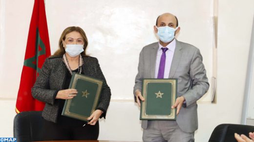 Photo souvenir à l'occasion de la signature d'une convention de partenariat entre la Commission Régionale des Droits de l'Homme (CRDH) de Rabat-Salé-Kénitra et le Ministère de l’Énergie, des Mines et de l’Environnement-département de l’Environnement. 31032021 – Rabat