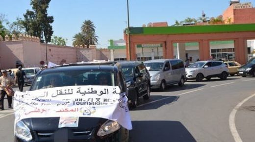 الفيدرالية الوطنية للنقل السياحي بمراكش تنتفض ضد صمت الحكومة تجاه مطالبهم