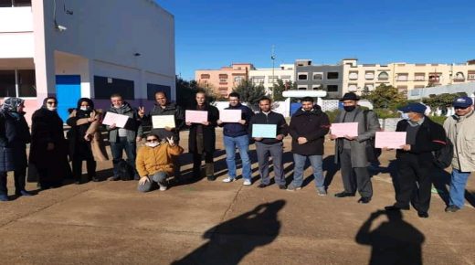 الأطر التربوية بثانوية ابن سينا التأهيلية سبع عيون يتضامنون مع تنسيقية الأساتذة الذين فرض عليهم التعاقد وحاملي الشواهد الأطر الإدارية.
