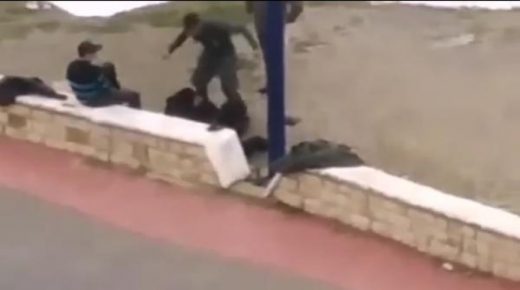 فتح تحقيق حول شريط فيديو يظهر قيام شخص بزي وظيفي بتعريض شخص آخر للعنف والاعتداء الجسدي