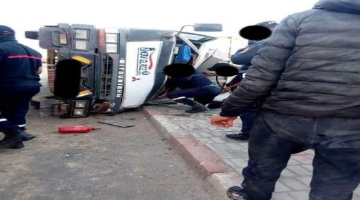 إنقلاب شاحنة محملة بالسردين في الطريق المؤدية إلى ميناء الداخلة