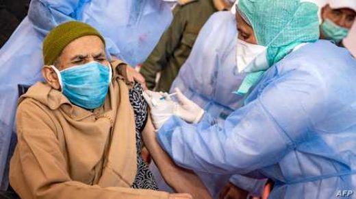 An elderly Moroccan man receives a dose of the COVID-19 vaccine at an inoculation centre in the city of Sale on january 29, 2021. - A country of 35 million people, Morocco has registered nearly half a million cases of the Covid-19 illness and 8,224 deaths, battering the country's economy and forcing a renewed curfew from December 23. The virus has ravaged the densely populated cities of Casablanca and Sale, near Rabat. (Photo by FADEL SENNA / AFP)