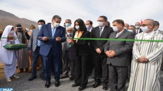 السيد عزيز أخنوش والسيدة نادية فتاح العلوي يطلعان على تنفيذ برنامج تنمية واحة أيت منصور