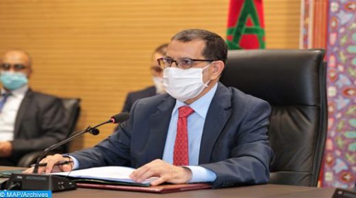 رئيس الحكومة يسلم أولى شهادات الاستفادة من الحماية الاجتماعية لفئة العدول