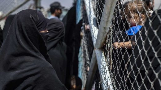 Displaced people prepare to board a bus outside the Al-Hol camp in Al-Hasakeh governorate in northeastern Syria, on June 3, 2019, as Kurdish authorities started sending home 800 Syrian women and children who had been evacuated from the Islamic State group's "caliphate" earlier this year. - Al-Hol camp is bursting with Syrians, Iraqis and people from more than 40 other nations who fled successive US-backed assaults led by the Kurds against the last bastions of the Islamic State group's "caliphate". (Photo by Delil SOULEIMAN / AFP)