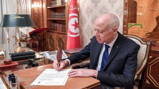 A handout picture provided by the Tunisian Presidency Press Service shows President Kais Saied writing a letter at the Carthage Palace outside the capital Tunis, on February 19, 2020. (Photo by - / TUNISIAN PRESIDENCY / AFP) / === RESTRICTED TO EDITORIAL USE - MANDATORY CREDIT "AFP PHOTO / HO / PRESIDENCY PRESS SERVICE " - NO MARKETING NO ADVERTISING CAMPAIGNS - DISTRIBUTED AS A SERVICE TO CLIENTS ===