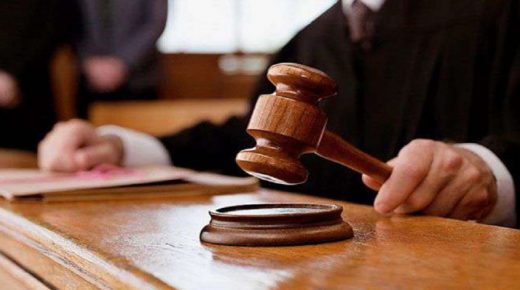 محكمة فاس تقاضي شخص تابعه وكيل الملك بالتجمهر المسلح و العصيان