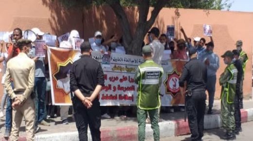 الأساتذة المتعاقدين يخوضون وقفة احتحاجية أمام المحكمة الإبتدائية بمراكش بالتزامن مع محاكمة زملائهم