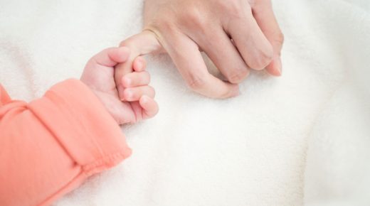 مواد يحذر ملامستها لجلد الطفل الرضيع