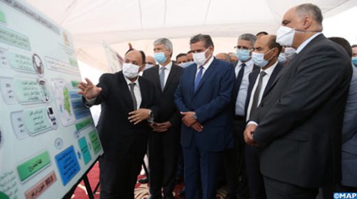 Le ministre de l'agriculture, de la pêche maritime, du développement rural et des eaux et forêts, Aziz Akhannouch, accompagné du wali de la région de Fès-Meknès, Said Zniber, et du gouverneur de la province de Taza, Mustapha El Maaza, suit des explications sur le bilan du programme de développement des filières agricoles dans les zones de montagne de la province de Taza. 28052021 – Taza