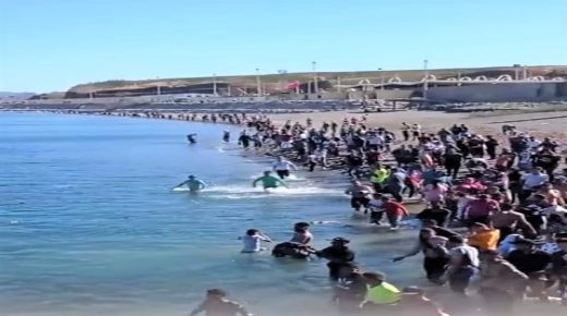 بعد أن تخلى المغرب عن مراقبة الحدود.. طوفان بشري من جميع الأعمار يصل سبتة المحتلة وشواطئ اسبانيا (صور)