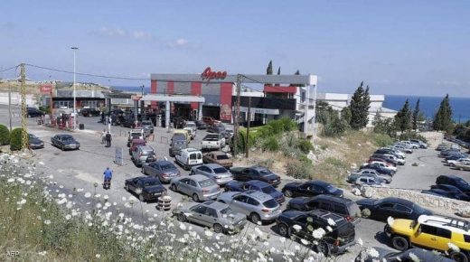 قطع طرقات في مدن لبنانية عدة والليرة تسجل هبوطا “تاريخيا”